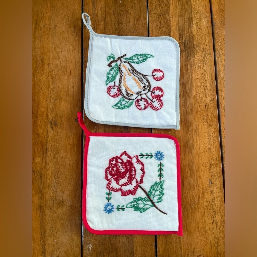 Set of 2 vintage embroidered pot holders floral / fruits